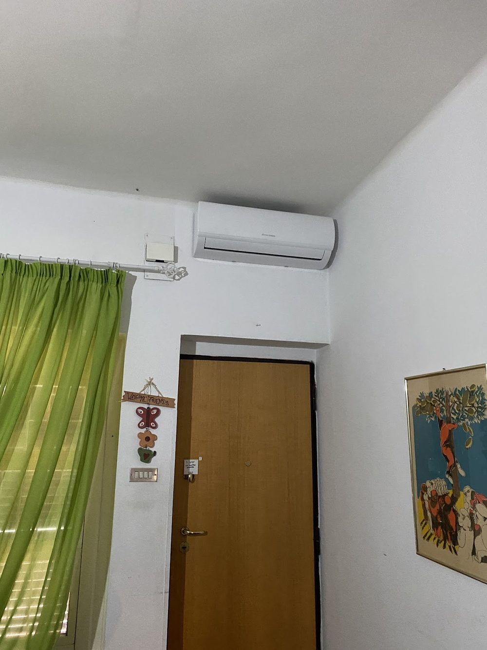 Climatizzatore split installato in un soggiorno